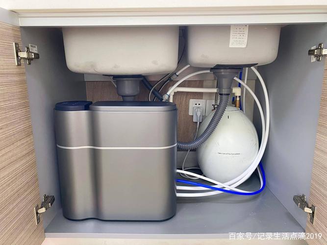 因為水槽下面還裝了個小廚寶,所以凈水器主機也只能橫過來放置了,相比